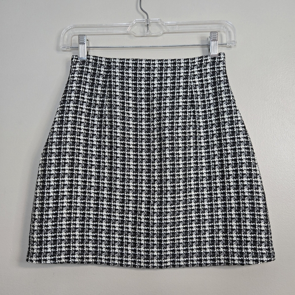 Chic Black and White Tweed Skirt - Picture 7 of 10